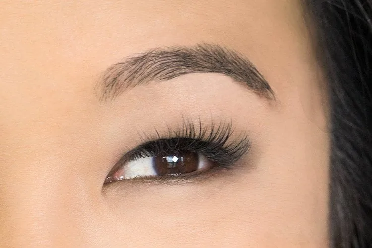 Olhos amendoados em close: foto de referência do formato do olho para mapping de cílios