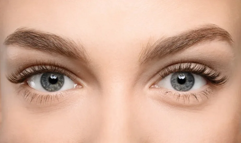 Olhos fundos em close: foto de referência do formato do olho para mapping de cílios