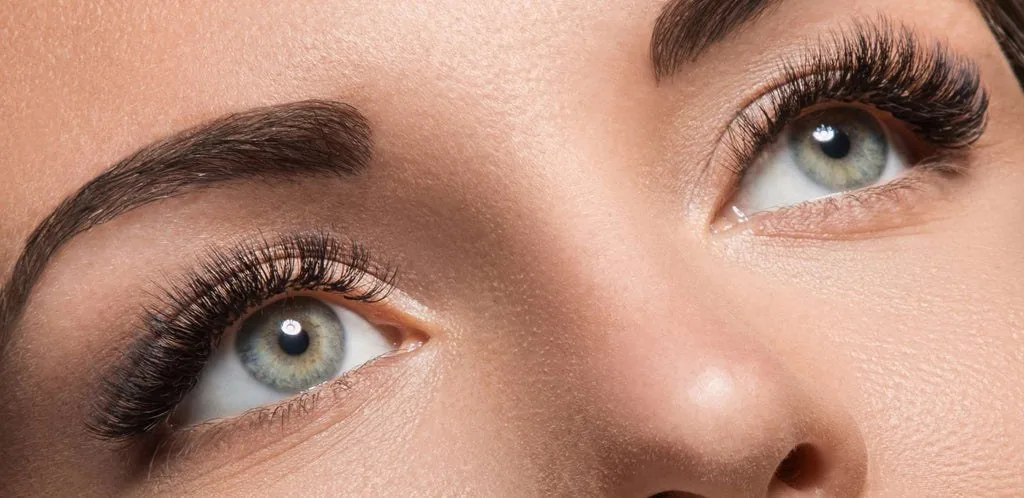 Olhos caídos em close: foto de referência do formato do olho para mapping de cílios