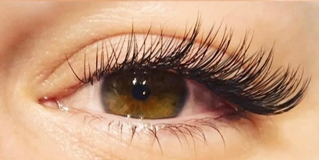 Olhos encapuzados em close: foto de referência do formato do olho para mapping de cílios