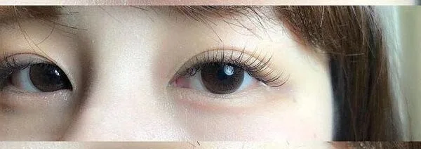 Olhos monolid em close: foto de referência do formato do olho para mapping de cílios