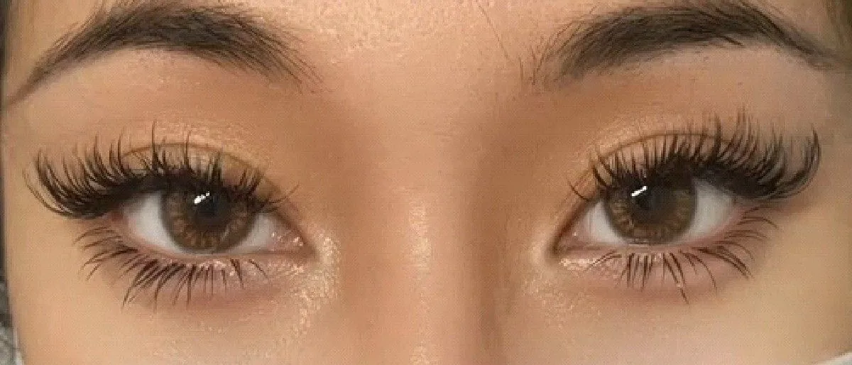 Olhos redondos em close: foto de referência do formato do olho para mapping de cílios