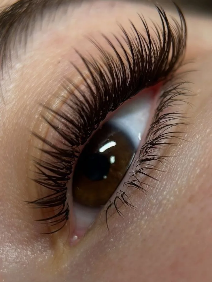 Olhos levantados em close: foto de referência do formato do olho para mapping de cílios