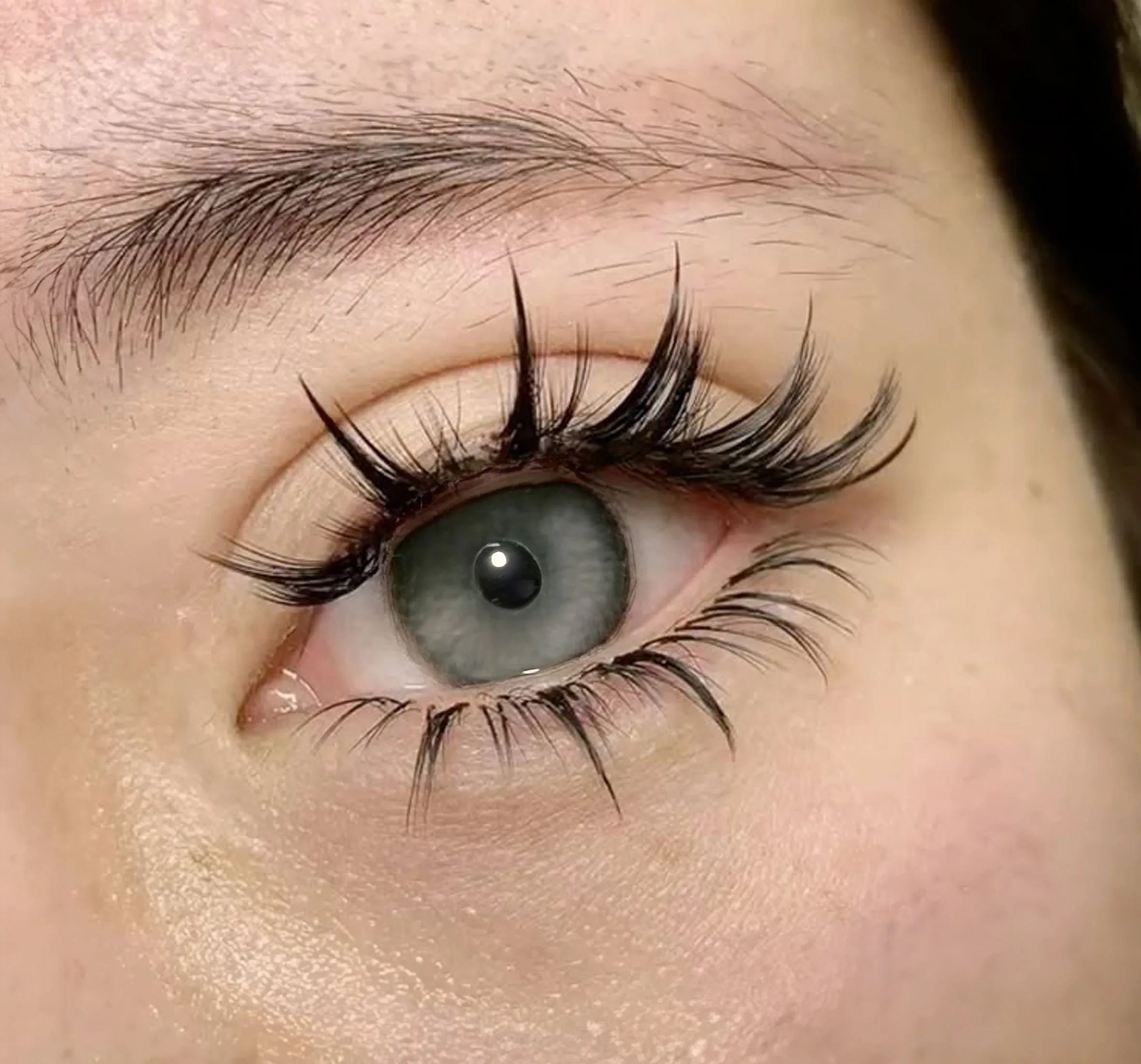 Olhos separados em close: foto de referência do formato do olho para mapping de cílios