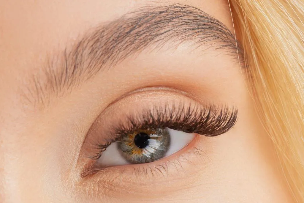 Extensão de cílios efeito Cat-Eye em olhos amendoados, close up