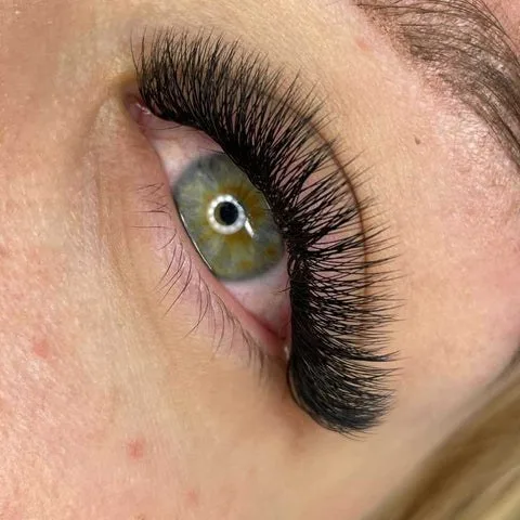 Mapping de cílios para olhos amendoados: efeito Boneca / olho aberto, close up