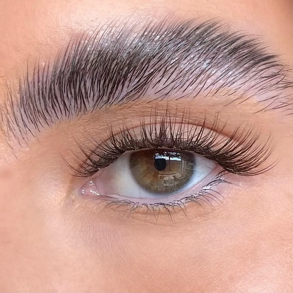 Extensão de cílios efeito Natural em olhos amendoados, close up