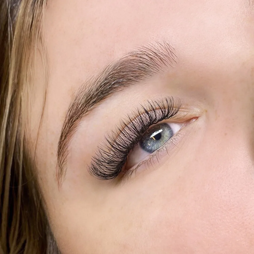 Mapping de cílios para olhos amendoados: efeito Wispy, close up